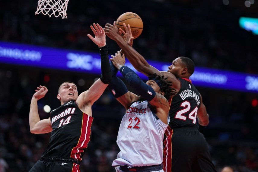 Richaun Holmes #22 de los Washington Wizards lucha por el balón contra Tyler Herro #14 y Haywood Highsmith #24 de los Miami Heat durante la primera mitad en el Capital One Arena el 31 de marzo de 2025 en Washington, D.C.