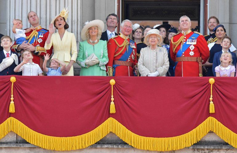 En esta foto de archivo (de izquierda a derecha) el príncipe Guillermo de Gran Bretaña, duque de Cambridge, sosteniendo al príncipe Luis, el príncipe Jorge, la princesa Charlotte, la británica Catherine, la duquesa de Cambridge, la británica Camilla, la duquesa de Cornualles, el vicealmirante Timothy Laurence, el príncipe Carlos de Gran Bretaña, el príncipe de Gales. , La princesa británica Beatriz de York, la princesa Ana de Gran Bretaña, la princesa real, la reina Isabel II de Gran Bretaña, la princesa Eugenia de York de Gran Bretaña, la señora Louise Windsor de Gran Bretaña, el príncipe Andrés de Gran Bretaña, duque de York, el príncipe Harry de Gran Bretaña, duque de Sussex, Meghan, la duquesa de Sussex, James, el vizconde Severn e Isla Phillips se paran con otros miembros de la Familia Real en el balcón del Palacio de Buckingham para ver un vuelo de aviones de la Royal Air Force en Londres el 8 de junio de 2019.  