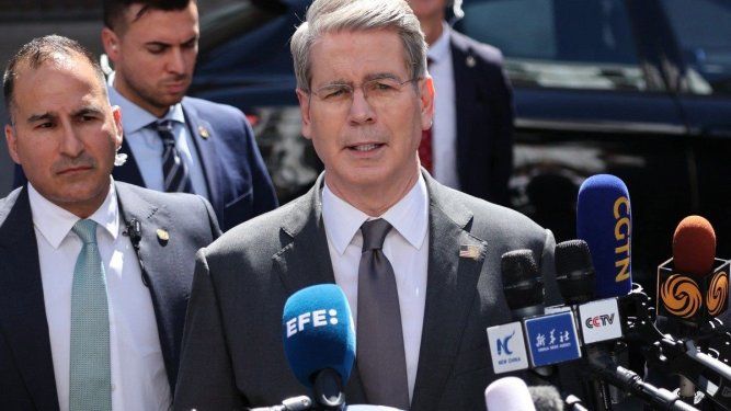 El secretario del Tesoro de Estados Unidos, Scott Bessent, habla durante una conferencia de prensa posterior a las conversaciones comerciales con el viceprimer ministro chino, He Lifeng, en el Ministerio de Asuntos Exteriores en Madrid el 15 de septiembre de 2025.&nbsp;&nbsp;