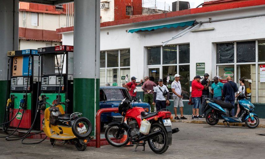 Conductores y motociclistas hacen cola para llenar sus tanques en una gasolinera en La Habana, el 9 de enero de 2024, un día después de que el régimen cubano anunciara un aumento del 500% en los precios del combustible a partir de febrero.