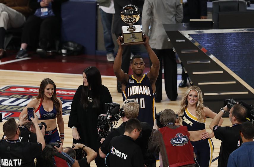 Glenn Robinson III sostiene el trofeo de vencedor de la competencia de clavadas del Juego de Estrellas de la NBA