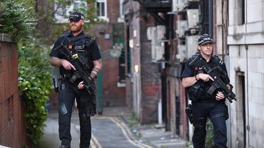 Policías armados custodian una calle en&nbsp;Manchester, Reino Unido, el martes 23 de mayo de 2017.&nbsp;
