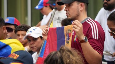 Venezolanos frente al antiguo edificio del consulado de Venezuela en Miami