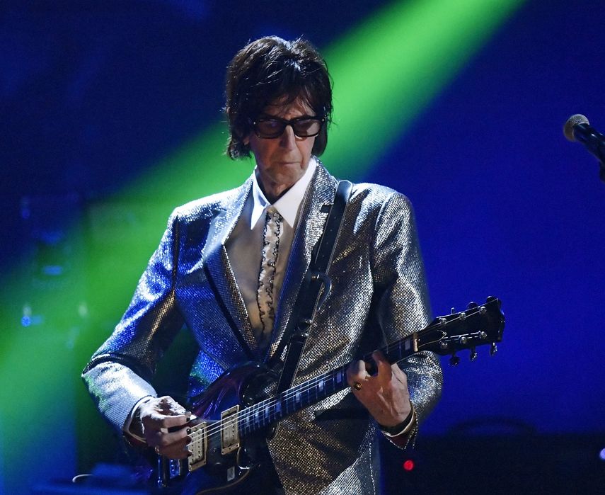 Ric Ocasek, de The Cars, toca en la ceremonia de incorporación al Salón de la Fama del Rock and Roll en Cleveland. 
