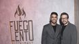 Carlos Adyan y su esposo Carlos Quintanilla en la inaguración de A fuego lento.