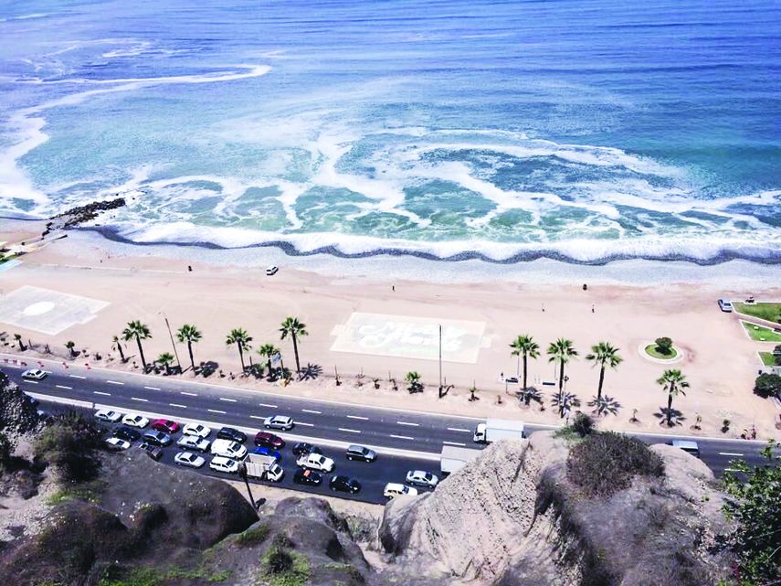 Impresionante vista de la Costa verde desde el Parque del Amor.