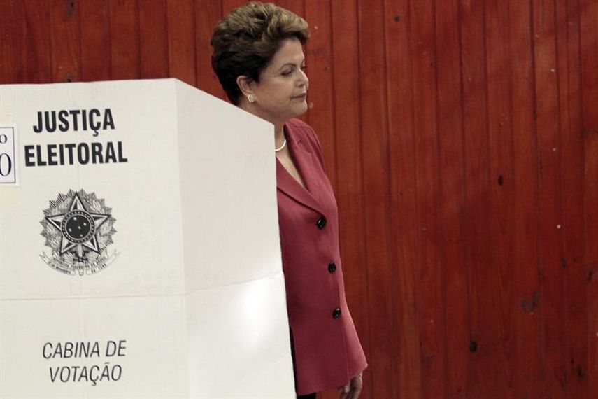 Roussef lidera el conteo de votos con 51,1% mientras Neves tiene el 48,8%