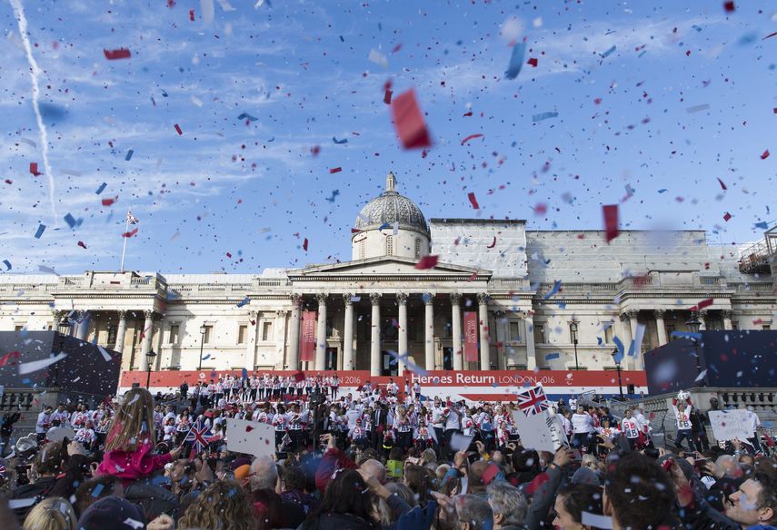 Más de 400 deportistas olímpicos y paralímpicos fueron vitoreados por miles de personas en el centro de la capital británica