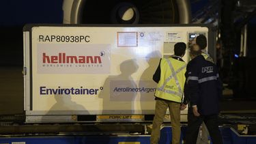 Contenedores con 384.000 dosis de la vacuna desarrollada por Sinopharm de China contra COVID-19, se descargan de un avión de Aerolíneas Argentinas en el Aeropuerto Internacional Ezeiza de Buenos Aires, el 25 de abril de 2021.