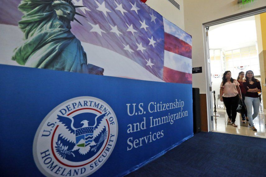 Personas llegan a oficinas de un centro de servicio de inmigración en EEUU, USCIS.