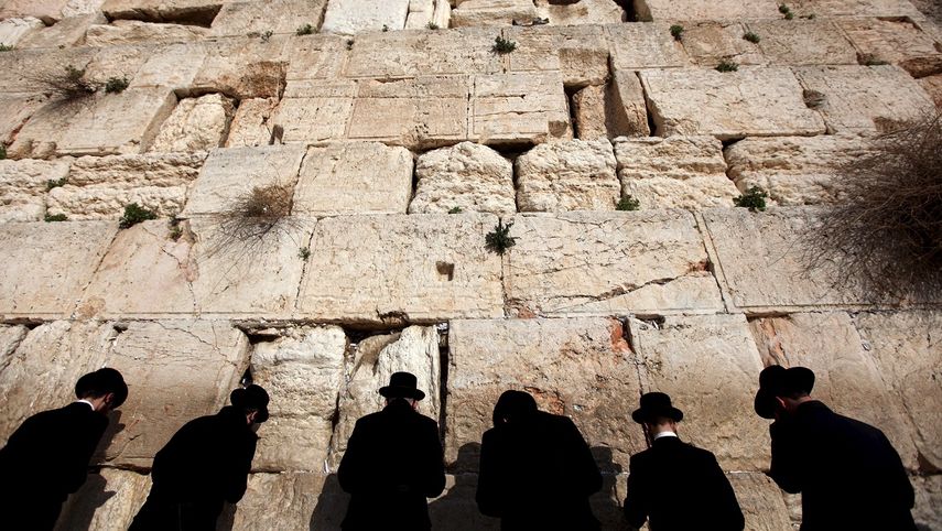 Judíos ultraortodoxos rezan ante el&nbsp;Muro&nbsp;de las&nbsp;Lamentaciones, el sitio más sagrado del judaísmo,&nbsp;en Jerusalén, Israel.