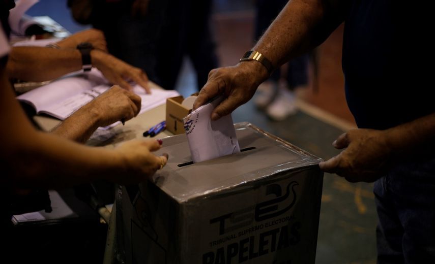 Un hombre vota durante las elecciones presidenciales celebradas este domingo en San Salvador, El Salvador.