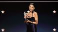 Demi Moore acepta el premio a la Mejor actriz por The Substance en el escenario durante la 30ª edición de los Critics Choice Awards en Barker Hangar el 7 de febrero de 2025 en Santa Mónica, California.
