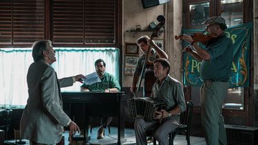 La dirección de German Kral (Un tango más, Música cubana, El último aplauso) se mueve con facilidad entre hacernos reír y conmovernos, creando un contraste especial entre las escenas llenas de dinamismo
