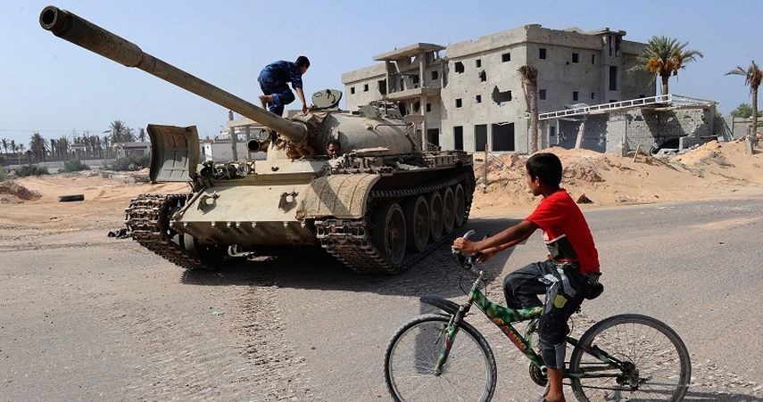 Tanques de guerra en medio de una calle, en Libia. La ONU consiguió que representantes de los dos parlamentos libios en litigio firmaran un acuerdo para la creación de un gobierno de unidad nacional (EFE)