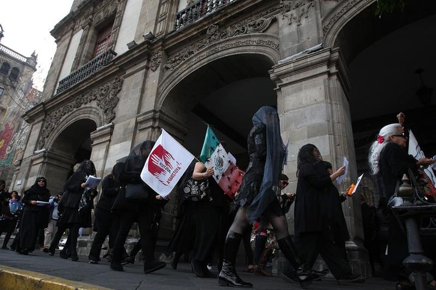 Medio centenar de mujeres mexicanas vestidas de negro marcharon este viernes. (EFE)