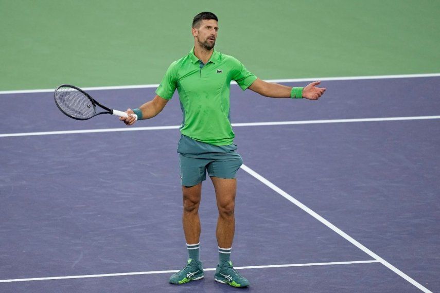 Novak Djokovic, de Serbia, reacciona después de perder un punto en contra de Luca Nardi, de Italia, en el torneo de tenis Abierto de Indian Wells, el lunes 11 de marzo de 2024, en Indian Wells, California.&nbsp;