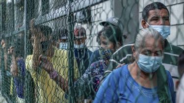 Venezolanos desplazados de La Victoria, estado Apure, se refugian en Arauquita, departamento de Arauca, Colombia, el 26 de marzo de 2021. Casi 4.000 personas -en su mayoría venezolanos- han llegado al municipio fronterizo de Arauquita, noreste de Colombia, entre el domingo y el jueves desplazadas por combates entre militares venezolanos y un grupo armado colombiano.