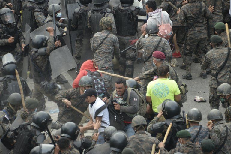 Las fuerzas de seguridad cercaron a los migrantes en una carretera del poblado de Vado Hondo, en el departamento de Chiquimula, frontera con Honduras