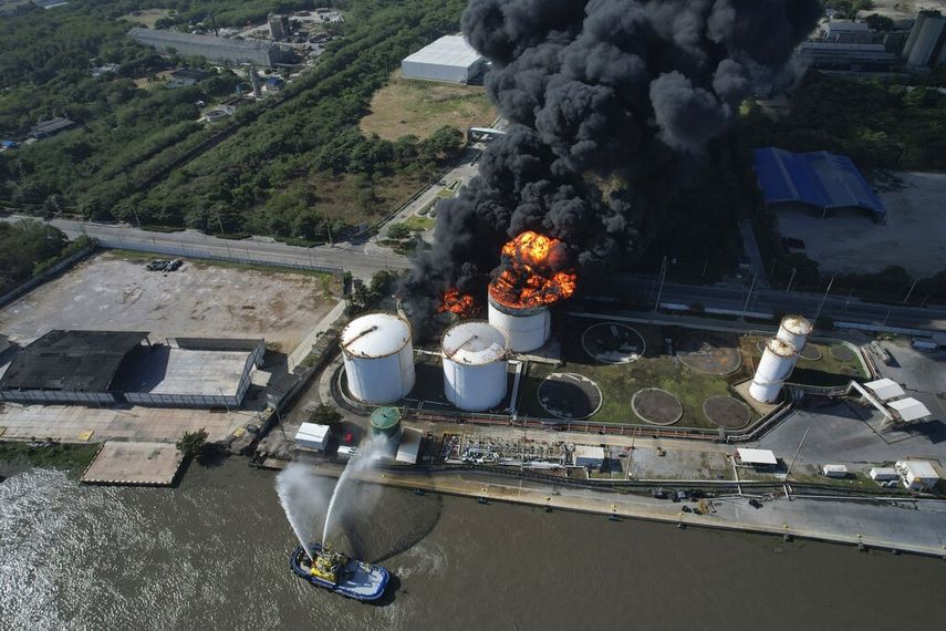 Un contenedor de almacenamiento de gasolina se quema en Bravo Petroleum en Barranquilla, Colombia, el miércoles 21 de diciembre de 2022.
