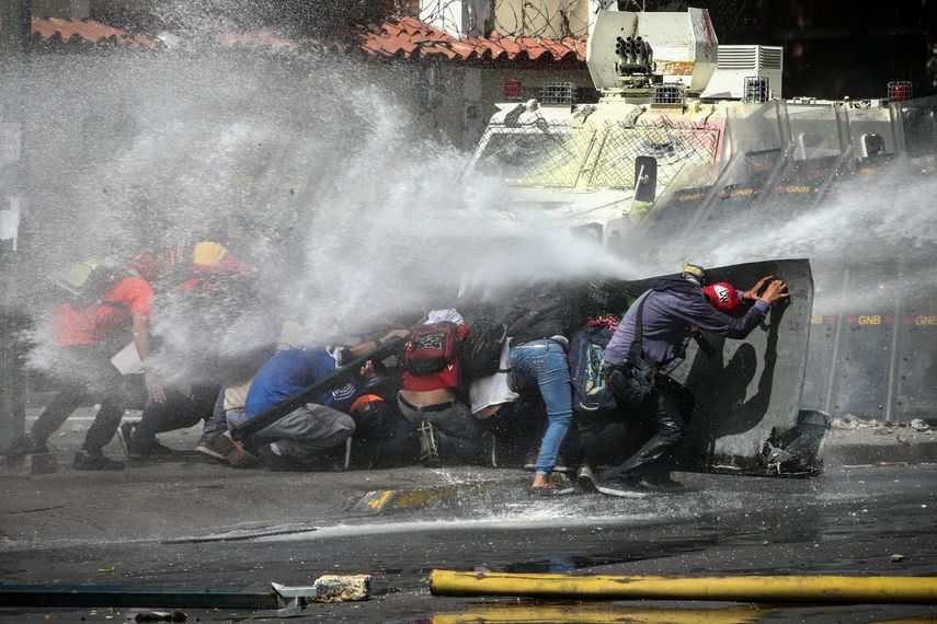 Venezuela vivió este jueves 18 de mayo un nuevo episodio de represión a grupos de manifestantes que se enfrentaron a la policía en Caracas, Venezuela.&nbsp;