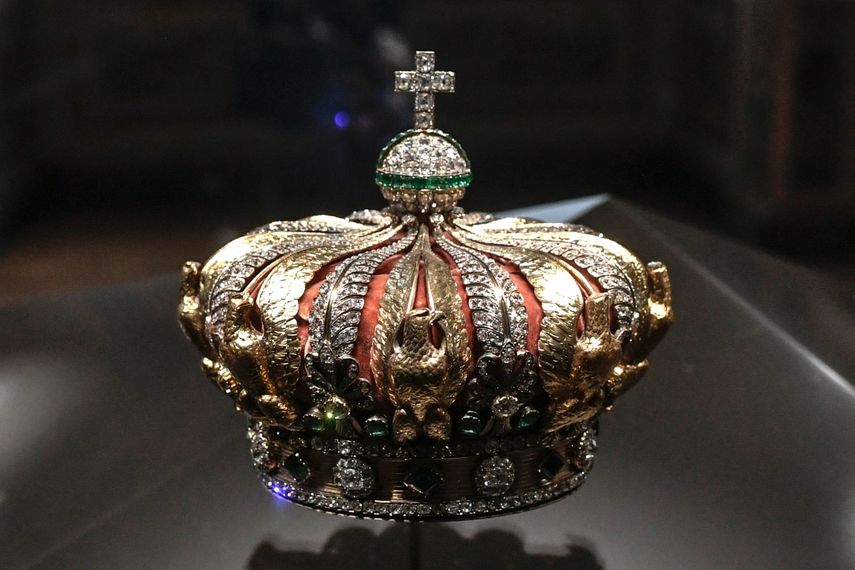 La corona de la emperatriz de Francia Eugénie de Montijo en exhibición en el museo del Louvre.&nbsp;
