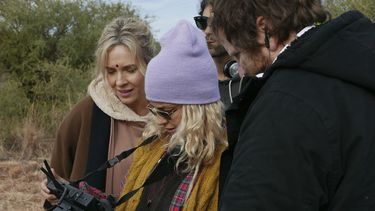 En esta imgagen proporcionada por Tulip Pictures, la actriz y directora Dolores Fonzi, centro, mira una cámara en el set de la película Blondi, un filme que plantea otro enfoque de la maternidad.