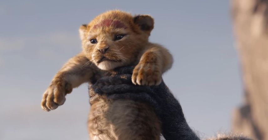 En este adelanto de The Lion King aparecen el león protagonista Simba y su padre Mufasa, su compañera Nala, y su malvado tío Scar, entre otros.