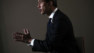 El líder opositor venezolano Juan Guaidó habla con un periodista durante una entrevista con The Associated Press en Bruselas, el miércoles 22 de enero de 2020. 