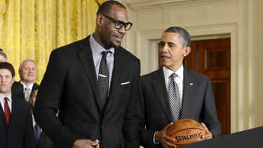 Obama nunca ha ocultado su gusto por el baloncesto. (EFE)