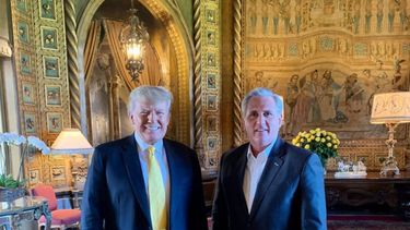 El expresidente Donald Trump se reunió el jueves en Florida con el líder de la minoría opositora en la Cámara de Representantes de Estados Unidos, Kevin McCarthy, enero 28, 2021.