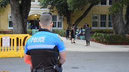 Policía escolar vela por la seguridad en las escuelas.