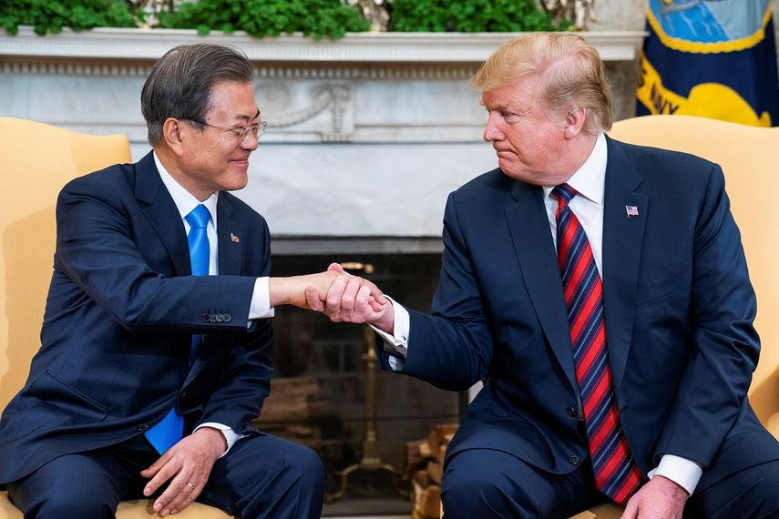 El presidente Donald Trump (der.), saluda al presidente surcoreano, Moon Jae-in (i), durante su encuentro en la Casa Blanca, en Washington D.C, donde dialogaron sobre Corea del Norte.