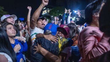 Fanáticos venezolanos celebran en Caracas tras el triunfo de su selección en el Clásico Mundial de Béisbol, el 17 de marzo de 2026.