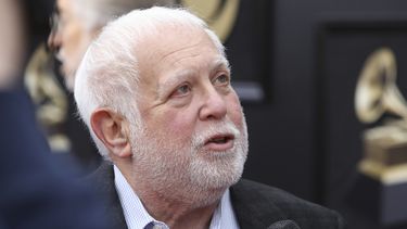 Ken Ehrlich en la colocación de la alfombra roja para la 60a ceremonia de los Grammy en Nueva York.