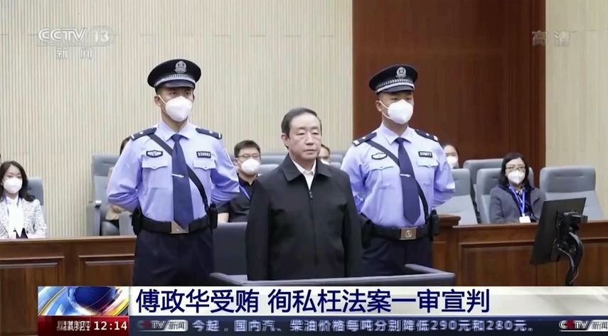 En esta imagen, tomada de imágenes emitidas por la televisora china CCTV, el exministro de Justicia Fu Zhenghua es escoltado por la policía judicial durante una vista de sentencia, en Changchun, en la provincia nororiental china de Jilin, el 22 de septiembre de 2022.&nbsp;