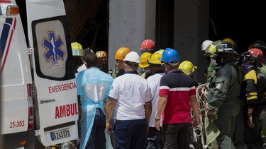 Miembros de un equipo de rescate colocan un cuerpo recuperado de los escombros dentro de una ambulancia en el lugar de una explosión mortal que destruyó el Hotel Saratoga de cinco estrellas en La Habana Vieja, Cuba, el domingo 8 de mayo de 2022.&nbsp;