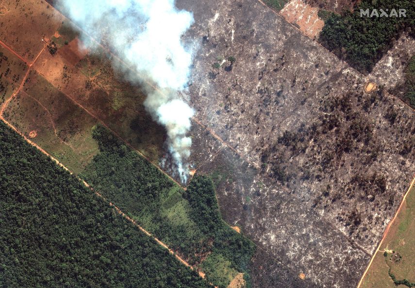 Esta imagen satelital del 15 de agosto de 2019 de Maxar Technologies muestra una vista de cerca de un incendio al suroeste de Porto Velho, Brasil. El Instituto Nacional de Investigación Espacial de Brasil, una agencia federal que monitorea la deforestación y los incendios forestales, dijo que el país ha visto un número récord de incendios forestales este año hasta el martes 20 de agosto