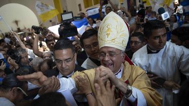 &nbsp;Monseñor Silvio Báez saluda a devotos católicos tras una misa de renovación de promesas sacerdotales de arquidiócesis&nbsp; en la catedral de Managua (Nicaragua).&nbsp;