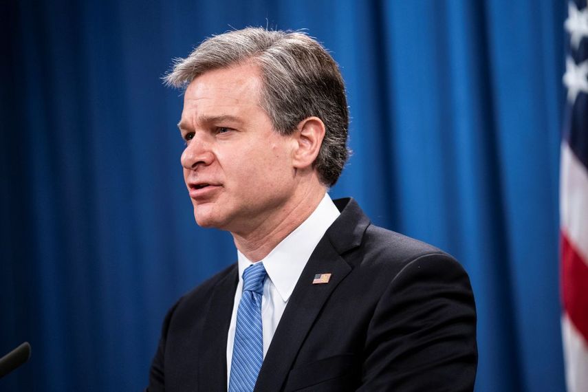 El director del FBI, Christopher Wray, hace declaraciones durante una conferencia de prensa virtual en el Departamento de Justicia en Washington, el miércoles 28 de octubre de 2020.