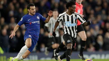 Foto del 12 de enero del 2019 el delantero del Newcastle Christian Atsu maneja el balón en el encuentro ante el Chelsea. El lunes 6 de febrero del 2023, se cree que Atsu está atrapado en un edificio que se derrumbó en el terremoto de Turquía.&nbsp;
