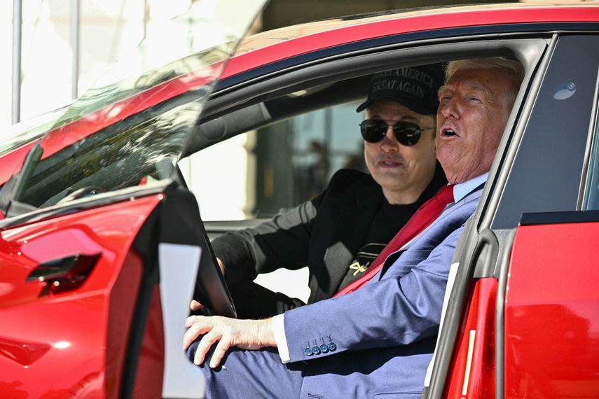 Elon Musk y el presidente de Estados Unidos Donald J. Trump dentro del auto Tesla que el mandatario le compró a la compañía en apoyo a su dueño.&nbsp;