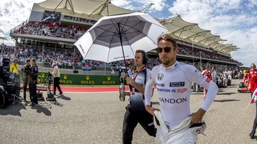 Button, a pesar de que está retirado, mantiene contrato vigente con McLaren que le permite sustituir a cualquiera de los pilotos de la escudería ante cualquier eventualidad.&nbsp;