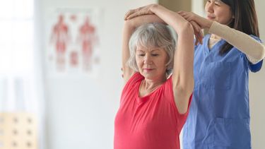 Fisioterapista asiste a una paciente adulto mayor.&nbsp;