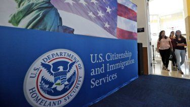 Personas llegan a oficinas de un centro de servicio de inmigración en EEUU.