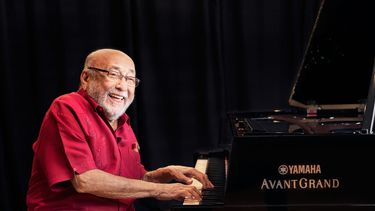 A sus 86 años, El Maestro, como Eddie Palmieri es conocido, continúa creando, grabando, innovando y llenando escenarios