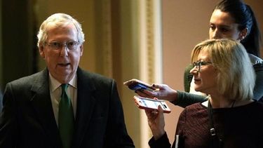 Mitch McConnell, líder de la mayoría republicana en el&nbsp;Senado de Estados Unidos, recriminado por manifestantes contra política&nbsp;migratoria de Donald Trump.