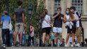 Personas con mascarillas protectoras caminan junto al Museo del Louvre en París el viernes, 4 de septiembre del 2020. Los casos de coronavirus en Francia aumentaron a casi 9.000 en las últimas 24 horas, dijeron el viernes las autoridades de salud. Personas con mascarillas protectoras caminan junto al Museo del Louvre en París el viernes, 4 de septiembre del 2020. Los casos de coronavirus en Francia aumentaron a casi 9.000 en las últimas 24 horas, dijeron el viernes las autoridades de salud.