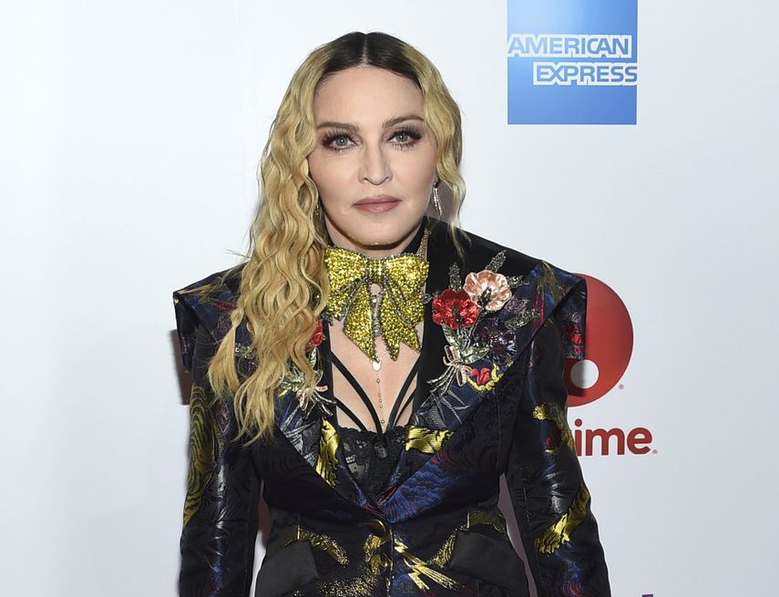 Madonna llega a la 11 entrega anual de los premios Women in Music de Billboard en Nueva York, el 9 de diciembre de 2016. Una ciudad de Francia le solicitó a la cantante que preste una obra de su colección personal.