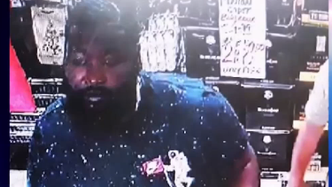 La Policía de Miami busca a este sujeto por ser el principal sospecho en un robo de una cartera en un cementerio.&nbsp;